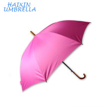 Gehender fashional klassischer rosa Pongée kundengebundener 8k Wirtschaft traditioneller hölzerner J Handgriff gerader Rod-Regenschirm-Druck-Logo-Bevorzugungen